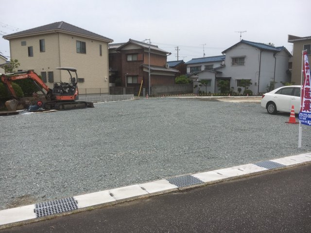 たつの市御津町東釜屋　売土地の前面道路含む現地写真|公園や小学校が近くにあり、子育て世代にも嬉しい立地です♪