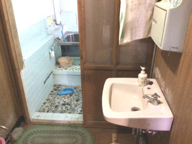 畑内古民家の独立洗面台|独立洗面台あり、毎朝おしゃれに忙しい女性の方におすすめです