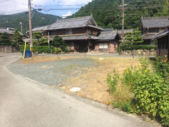 石生板野さん売り土地の前面道路含む現地写真|使いやすい居間です