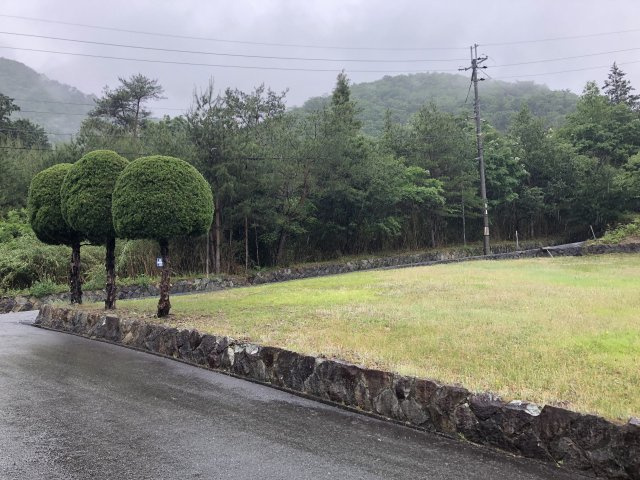 玉巻若松さん土地の前面道路含む現地写真|外はこのようになっています