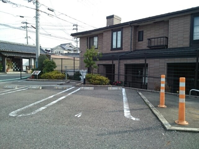 ミルト　ブリーゼ の駐車場