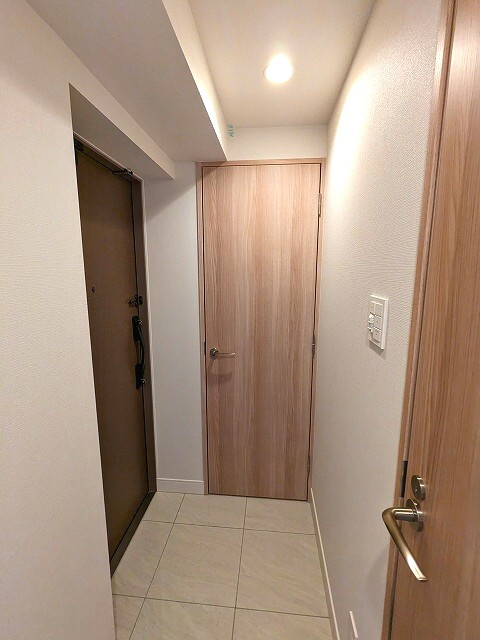SEASON FLATS Shinokachimachiの設備|人感センサー付き玄関ライト、ディンプルキー、ダブルロックセキュリティ、シューズインクローゼット