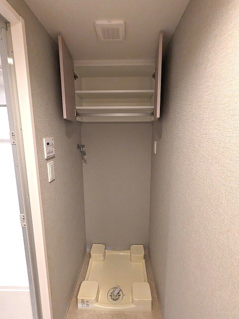 SEASON FLATS Shinokachimachiの設備|洗濯機置場のお手入れし易い様に排水溝を手前中央に配置し、足高の防水パンです