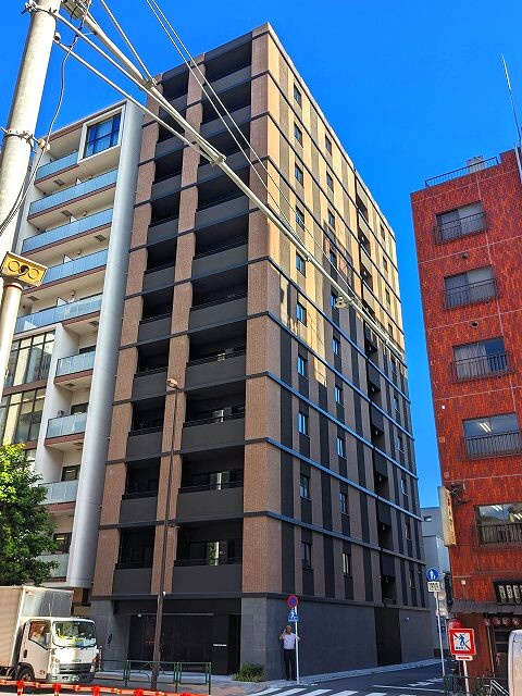 SEASON FLATS Shinokachimachiの設備|春日通りに面していますので、夜でも安心です。
室内は遮音性、遮熱性、防犯性に優れたペアガラスの窓です