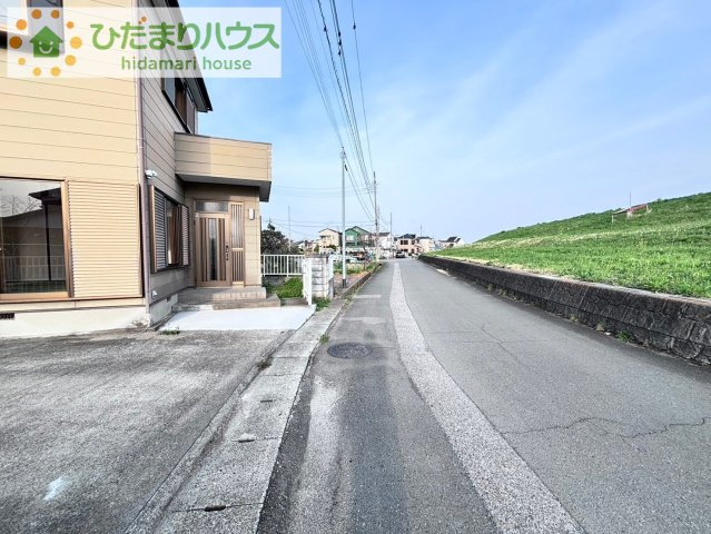 川島町下伊草　中古一戸建ての前面道路含む現地写真