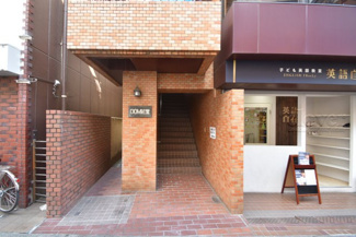 【エントランス】 | お客様を、そして住人を出迎えてくれるマンションのエントランス。ゴミが落ちていないことからも、管理状態の良さや住民の節度の高さが見て取れます。～即日のご見学可能～　お問合せはお気軽にどうぞ。

