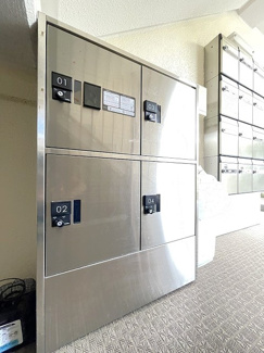 【その他共用部分】 | 共用エントランスには宅配BOXがあるので荷物の受け取りもスムーズに♪再配達を依頼する手間が省けます☆