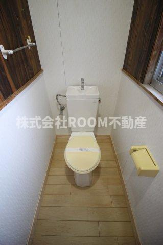山野内貸家(2階建)のトイレ|落ち着いた色調のトイレです