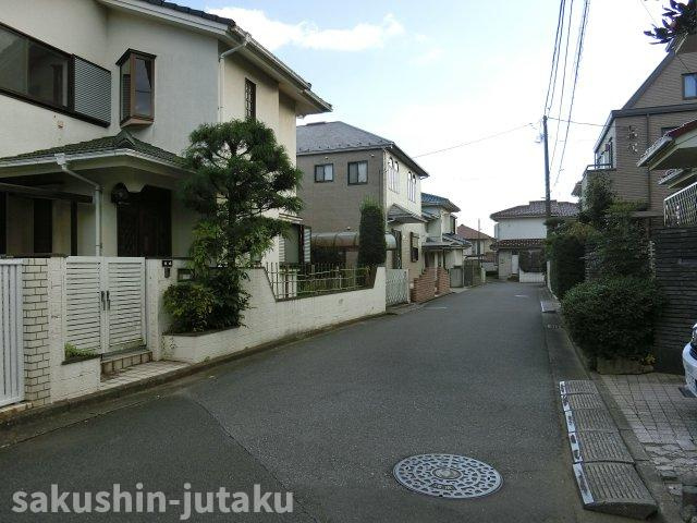 作新台１丁目　売地の前面道路含む現地写真|作新台１丁目　売地　古家あり（現況渡し）約47.5坪　整形地　建築条件なし　