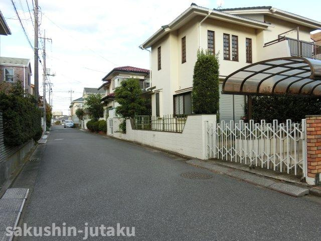 作新台１丁目　売地の前面道路含む現地写真|作新台１丁目　売地　古家あり（現況渡し）約47.5坪　整形地　建築条件なし　