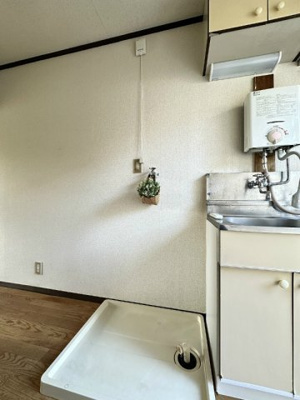 【展望】 | ジュネスハイツB | キッチン横にある室内洗濯機置き場です♪防水パンが付いているので万が一の漏水にも安心です！室内に置けるので洗濯機が傷みにくい☆