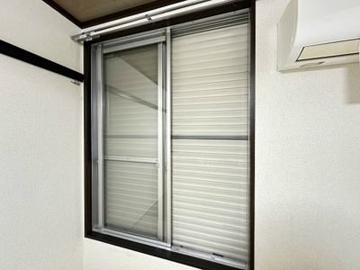 【セキュリティ】 | ジュネスハイツB | 雨戸付きなので夜やお出かけ時も安心です！雨戸は冬場の寒さ対策にもなります◎