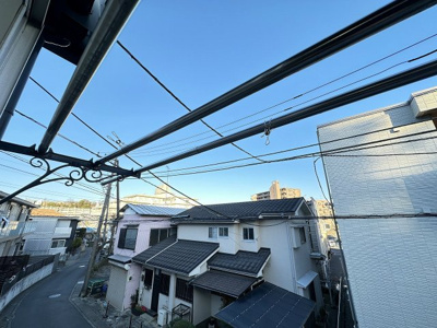 【その他】 | ジュネスハイツB | 和室6帖のお部屋の窓の外にお洗濯物を干すことができます！南東向きで陽当たりが良いので、洗濯物はよく乾きそう☆