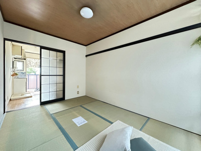 【寝室】 | ジュネスハイツB | 南東向き和室6帖☆窓側からの眺めです！和室は冬場はコタツでほっこり♪夏は意外と涼しくて使い勝手がいいんですよ♪