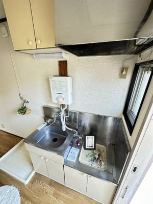 【キッチン】 | ジュネスハイツB | 換気のできる窓のあるキッチンはガスコンロ設置可能☆場所を取るお鍋やお皿も収納できます♪