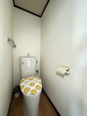 【トイレ】 | ジュネスハイツB | 人気のバストイレ別です♪トイレが独立していると使いやすいですよね☆横にはタオルを掛けられるハンガーもあります♪