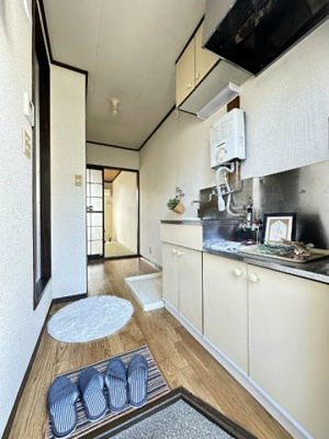 【玄関】 | ジュネスハイツB | 玄関から室内への景観です！キッチンの奥に和室6帖のお部屋があります♪