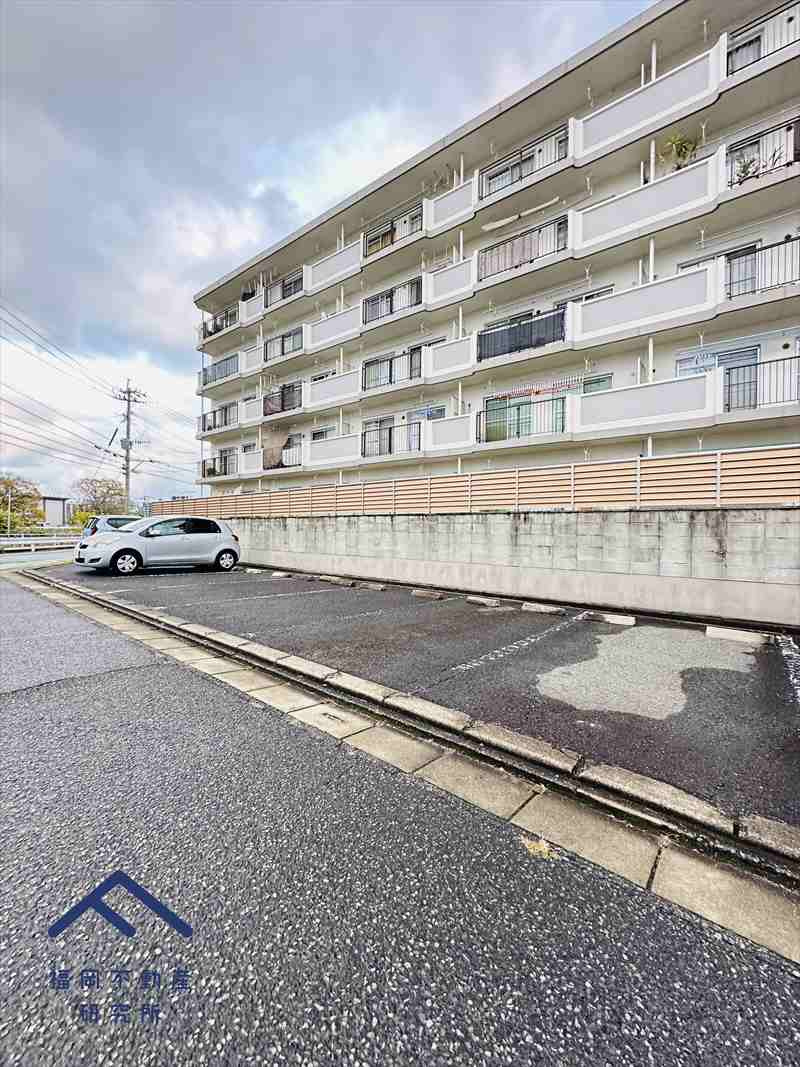 グリーンマンション大橋の駐車場