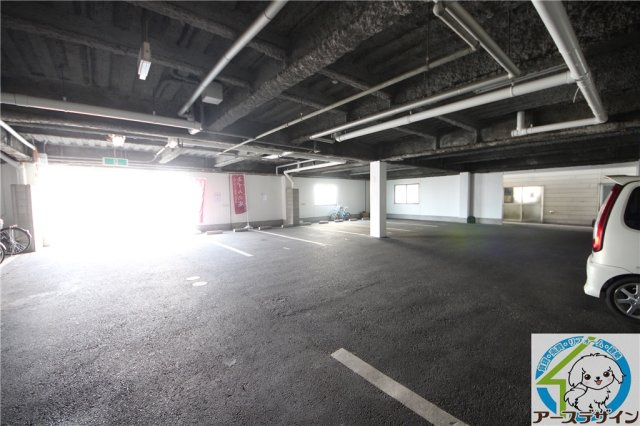 クローバーズマンションの駐車場