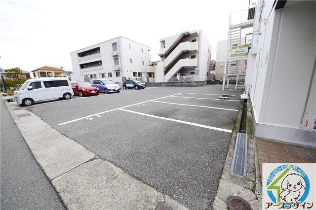 クローバーズマンションの駐車場