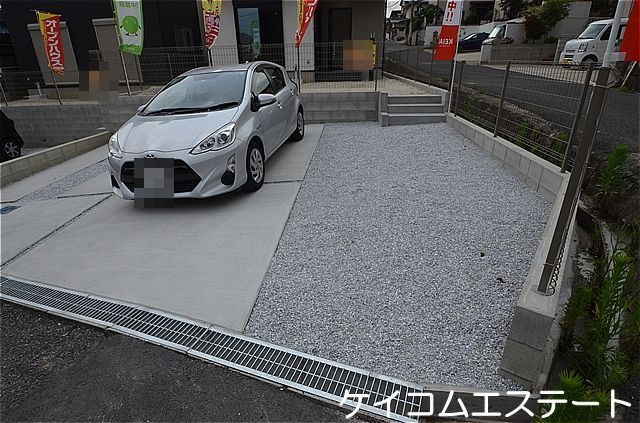 新築住宅　美原町１期２号地の駐車場