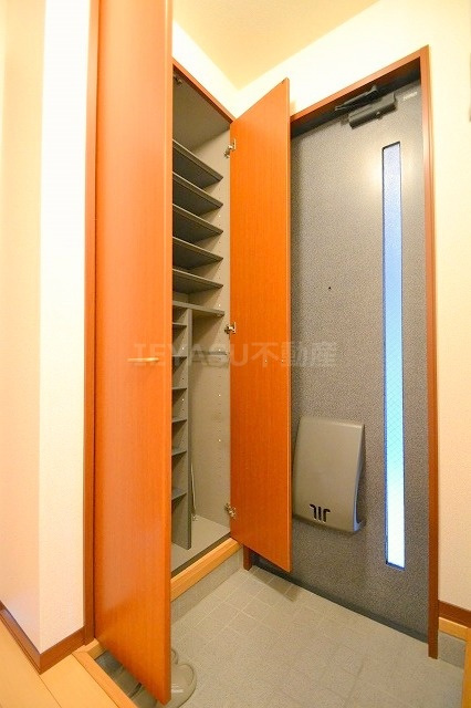 広島市西区己斐本町２丁目のアパートの玄関