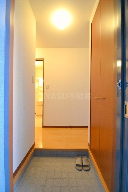 広島市西区己斐本町２丁目のアパートの玄関