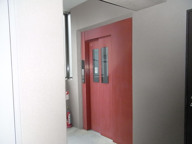 エクセレント坂田のエントランス|エレベーター