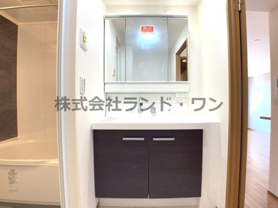 【独立洗面台】 | ウインベルコーラス狭山ヶ丘 | 独立洗面化粧台　三面鏡タイプ
鏡裏は収納になっています