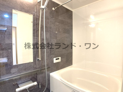 【浴室】 | ウインベルコーラス狭山ヶ丘 | 落ち着いた色合いのアクセントパネル
浴室は一日の疲れをいやす空間ですね