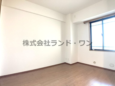 【洋室】 | ウインベルコーラス狭山ヶ丘 | 洋室5.1帖　
窓が大きめなので明るいです