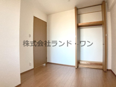 【洋室】 | ウインベルコーラス狭山ヶ丘 | 洋室5.1帖　
天井まで収納できるクローゼット付き