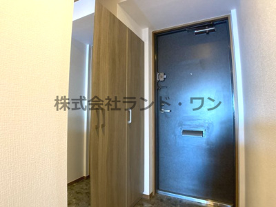 【玄関】 | ウインベルコーラス狭山ヶ丘 | 玄関ホール　
姿見付きのシューズボックスがあります