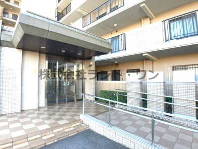 【エントランス】 | ウインベルコーラス狭山ヶ丘 | 管理人さんがいます　
きちんと管理されていて清潔感のあるエントランス
