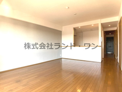 【居間・リビング】 | ウインベルコーラス狭山ヶ丘 | （ＬＤ11.8帖）
縦長のリビングなので家具の配置がしやすいです