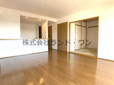 【居間・リビング】 | ウインベルコーラス狭山ヶ丘 | 陽ざしがたっぷり差し込む明るいリビングです