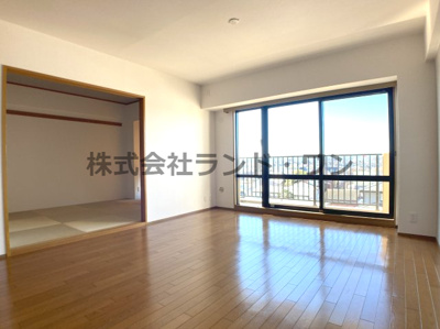 【居間・リビング】 | ウインベルコーラス狭山ヶ丘 | 大きな窓から街並みを一望できます