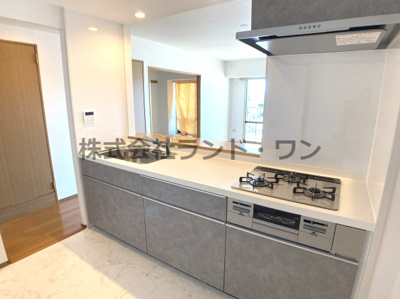 【キッチン】 | ウインベルコーラス狭山ヶ丘 | 落ち着いた色合いのシステムキッチン。
薄型のレンジフードなので圧迫感がありません