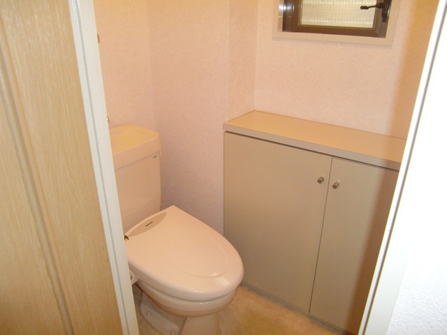 グランドメゾン六甲箕岡のトイレ|窓が付いてます