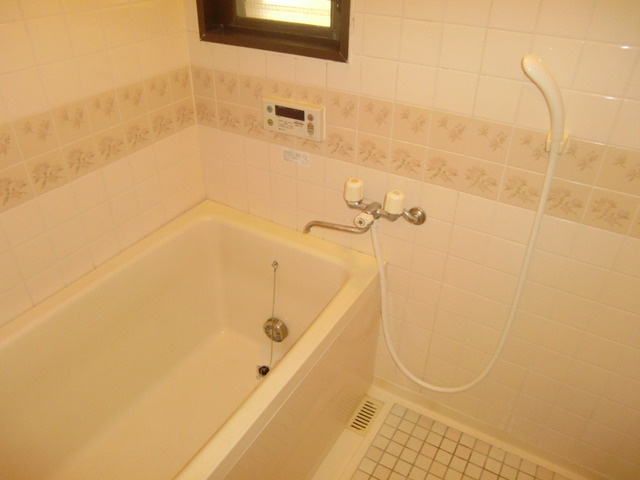 グランドメゾン六甲箕岡の浴室|窓が付いてます