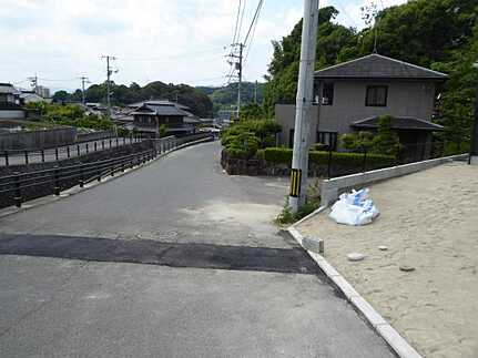広島市安佐北区落合南３丁目　新築一戸建ての前面道路含む現地写真