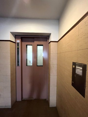 【その他共用部分】 | 妙蓮寺東パークホームズ | お買い物時やベビーカーの出し入れに便利なエレベーター付です。