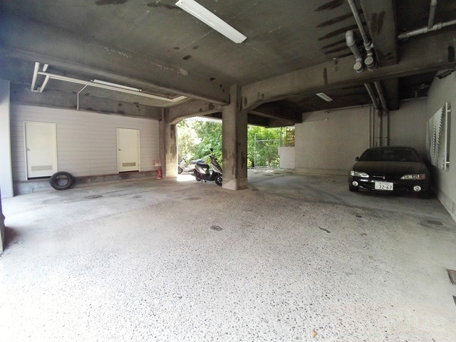 シャトー宮坂の駐車場