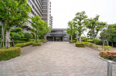 【エントランス】 | 藤和ハイタウン湘南茅ヶ崎 | エントランスまでのアプローチ部分には植生が埋まっております。