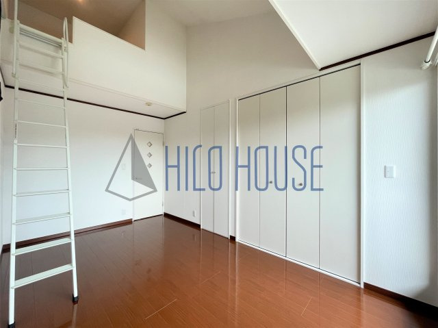 ジェレミ・スクウェアの寝室