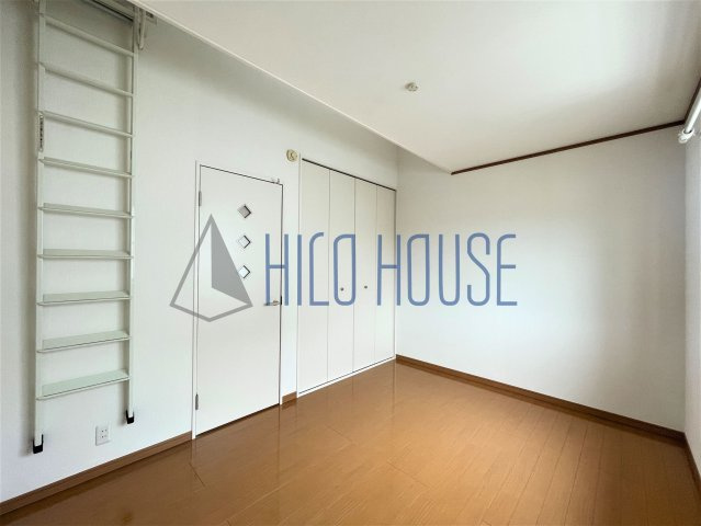 ジェレミ・スクウェアの寝室