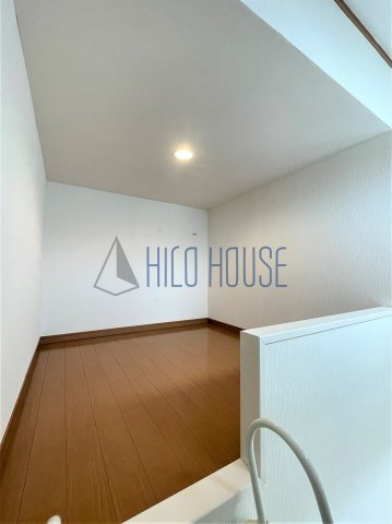 ジェレミ・スクウェアのその他