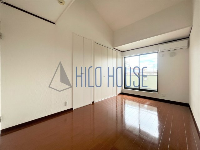 ジェレミ・スクウェアの寝室