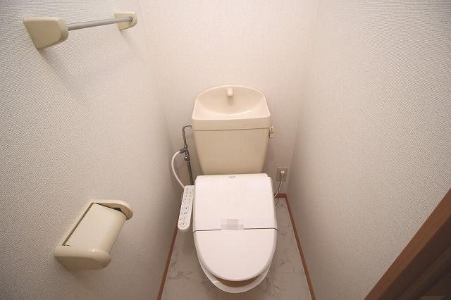 輝パレスのトイレ|コンパクトで使いやすいトイレです
※反転の場合がございます。