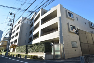 【外観】 | 青空によく映える建物です。手入れの行き届いた外壁やマンション正面エントランスなど、綺麗な姿をぜひ一度、現地にてご覧ください。～即日のご見学可能～　お問合せはお気軽にどうぞ。
